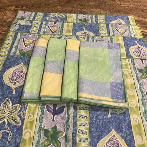 NWOT- Placemats w/matching Napkins - Picture 4 of 4